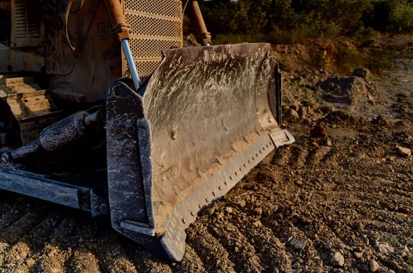 Escavadeira escava o chão cascalho máquina industrial calcário de areia — Fotografia de Stock