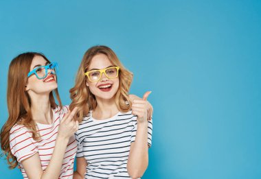 İki neşeli kız arkadaş neşe dolu yaşam tarzına sarılıyor.