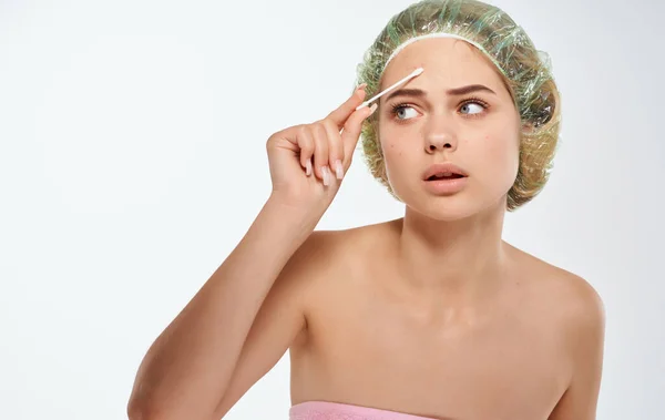 Жінка з прозорою шапочкою жести своїми руками косметологія дерматологія догляд за шкірою — стокове фото