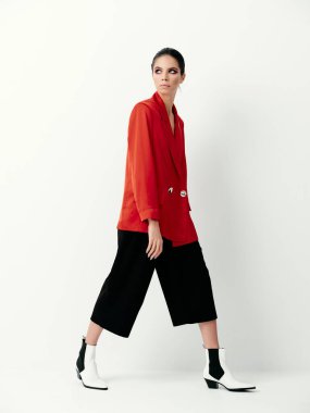 Modern kıyafet stüdyosu reklamı yapan modaya uygun giyinmiş güzel bir kadın.