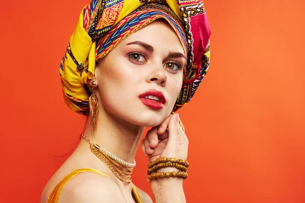 Bella donna multicolore decorazione rosso labbra lusso isolato sfondo — Foto Stock
