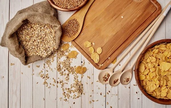 Cereais em um saco flocos de milho comida de colher de tábua de madeira — Fotografia de Stock