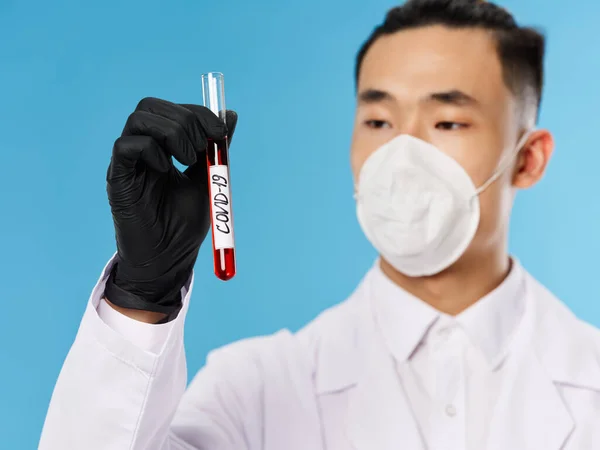 Чоловіча лабораторія асистент захисної маски кров'яний тест наука синій фон — стокове фото