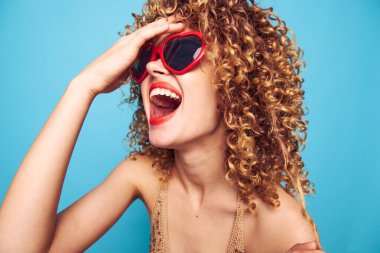 Duygusal kadın, eğlenceli kahkaha ve mutluluk ruju.