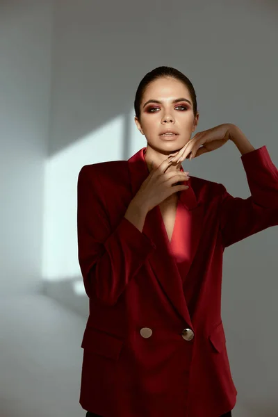 Mulher bonita com maquiagem brilhante glamour vermelho jaqueta decoração moda — Fotografia de Stock