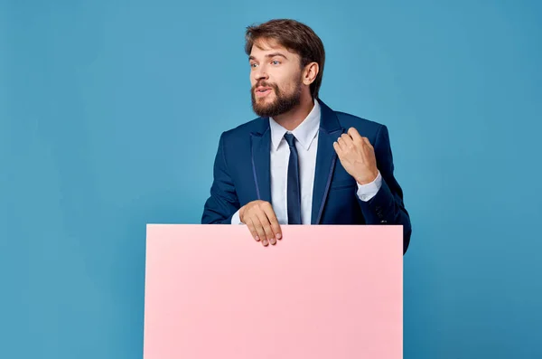 Бізнесмен у костюмі рожевий порожній макет рекламної копії простору синій фон — стокове фото