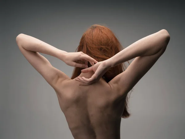 Mulher nua gesticulando com as mãos vermelho cabelo luz fundo — Fotografia de Stock