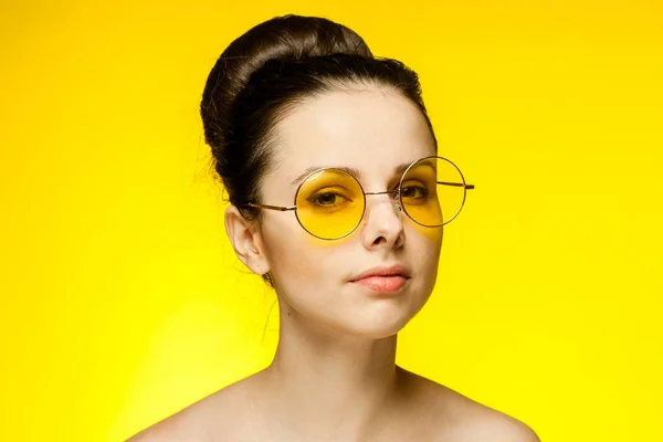 Esmer, çıplak omuzlu, sarı gözlüklü, çekici görünüyor. — Stok fotoğraf
