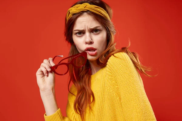 Mujer atractiva suéter amarillo ropa de moda estilo calle fondo rojo — Foto de Stock