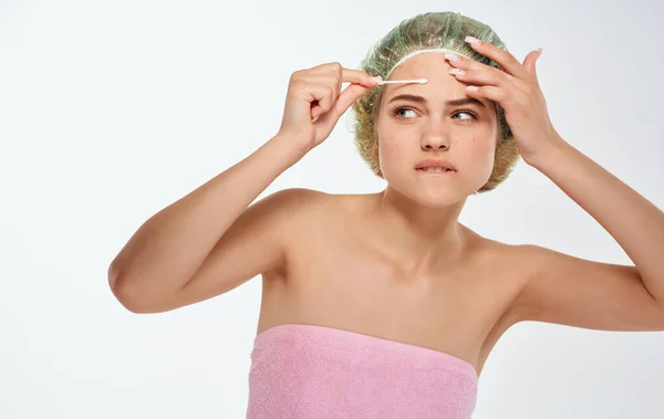 Жінка з прозорою шапочкою жести своїми руками косметологія дерматологія догляд за шкірою — стокове фото