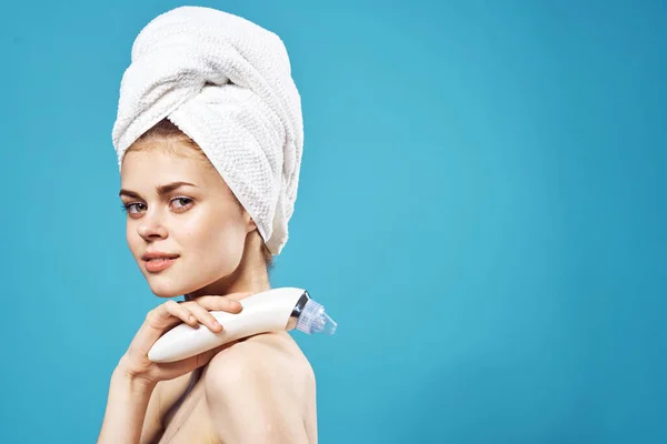 Mooie vrouw met handdoek op het hoofd blote schouders massager huidverzorging gezondheid cosmetologie telefoon — Stockfoto