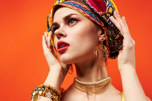 Donna con turbante multicolore sulla testa mezza decorazione cosmetici sfondo isolato — Foto Stock