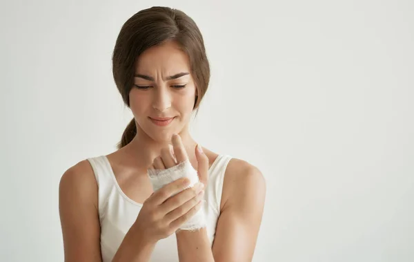 Vrouw in wit t-shirt trauma gezondheidsproblemen ziekenhuis — Stockfoto