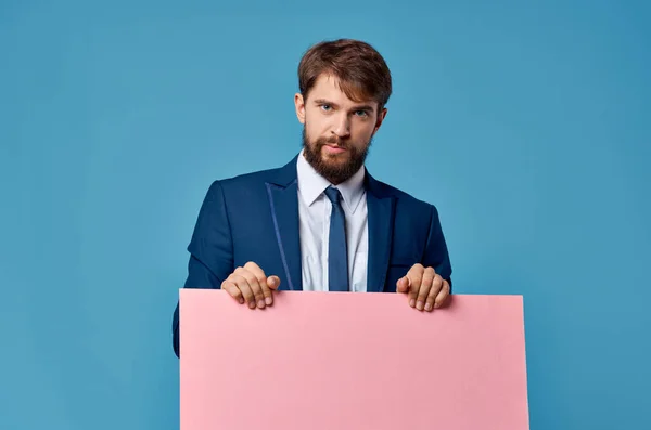 Емоційний бізнесмен у костюмі рожевий банер макет презентації синій фон — стокове фото