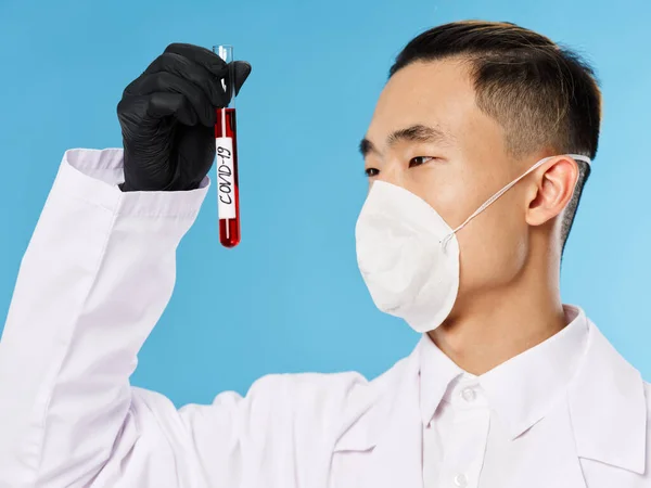 Laboratorieassistent asiatisk utseende medicinsk mask analyserar undersökning vetenskap — Stockfoto