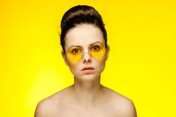 Bonita mujer desnuda hombros amarillo gafas glamour sonrisa — Foto de Stock
