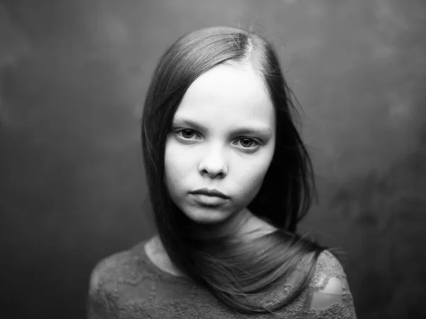 Schöne kleine Mädchen Porträt Nahaufnahme ausgeschnitten Ansicht im dunklen Hintergrund Modell — Stockfoto