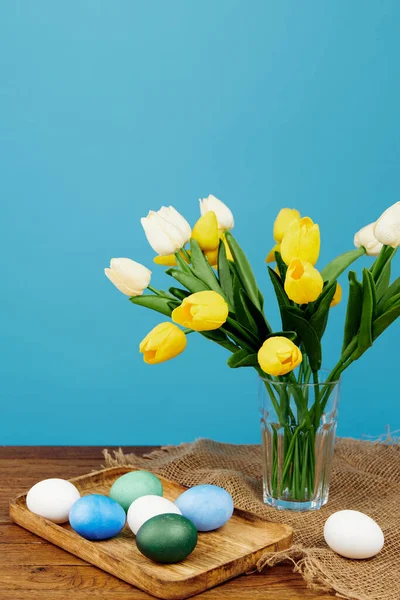 Tulipes Pâques oeufs décoration de vacances printemps chrétien — Photo