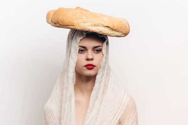 Mujer feliz con tela en la cabeza y pan de harina de pan producto en fondo claro Copiar espacio — Foto de Stock