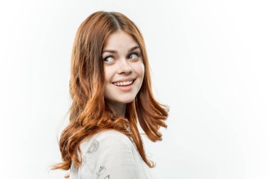 Çekici kızıl saçlı kadın kozmetik açık arka plan kırpılmış görünüm