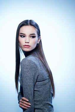 Akşam makyajlı çekici kadın modelinin yan görüntüsü