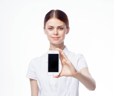 Tişörtlü, elinde telefon, teknoloji sekreteri ofisi olan güzel bir kadın.