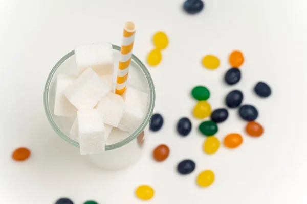 Terrones de azúcar en un vaso con una paja calorías cóctel glucosa dulces — Foto de Stock
