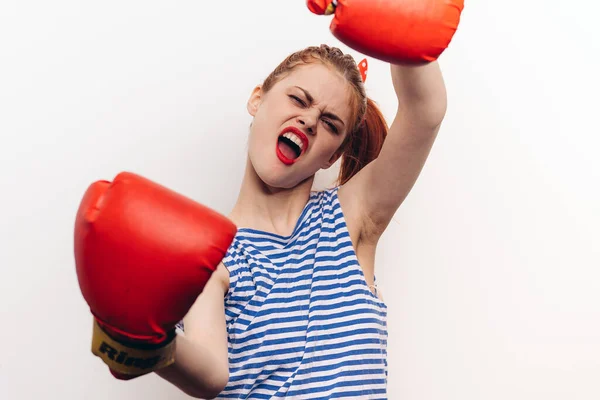 Femme en gants de boxe rouge sur fond clair t-shirt rayé maquillage coiffure — Photo