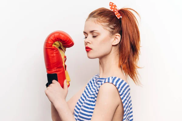 Hübsche Frau roter Boxhandschuh workout fashion studio — Stockfoto