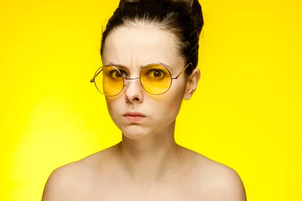 Bonita morena desnuda hombros gafas emociones atractivo mirada — Foto de Stock