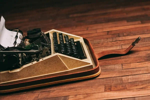 木製の背景レトロなスタイルのクローズアップマクロのキーを持つタイプライター — ストック写真