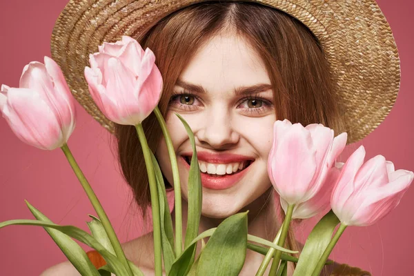 Mulher em um buquê de chapéu de flores dia de mulheres close-up — Fotografia de Stock