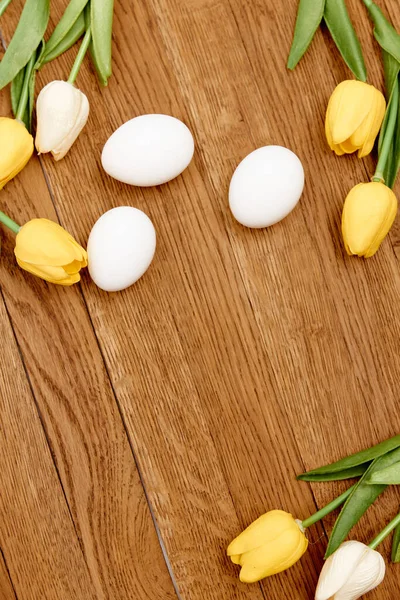 Vacances Pâques jour chrétien blanc poule œufs décoration fleurs — Photo