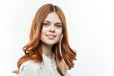 çekici kızıl saçlı kadın kozmetik arka plan modeli