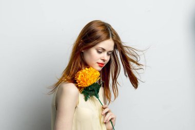 Büyük sarı çiçekli gülümseyen kadın duygu stüdyosu