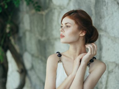 Neşeli ve çekici bir kadın. Lüks model. Açık hava cazibesi. 