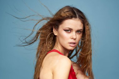 Çekici dalgalı saçlı çekici görünüş zarif stil mavi arka plan