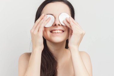 Güzel esmer, çıplak omuzlar, kozmetik ürünleri süngeri.