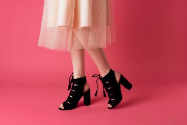 Şık giyimli kadın bacakları lüks pembe arka plan