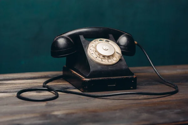 Masadaki siyah retro telefon antika denilen eski teknolojiye ait. — Stok fotoğraf