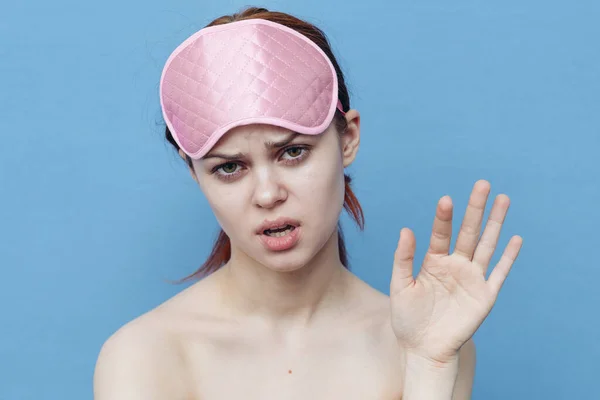 Mujer molesta con la máscara del sueño en su cabeza gesto con las manos Copiar espacio — Foto de Stock