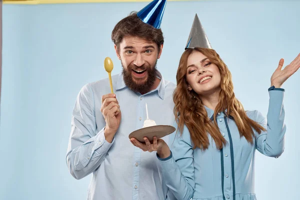 생일 케이크 회사의 재미있는 파란 배경 — 스톡 사진