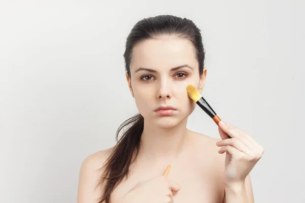 Brünette mit gezogenen Haaren nackte Schultern Make-up Entfernung Hautpflege — Stockfoto
