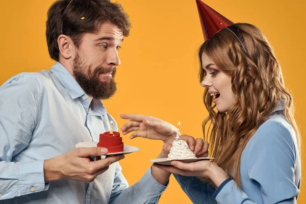 Aniversário festa homem e mulher diversão amarelo fundo cap feriado — Fotografia de Stock