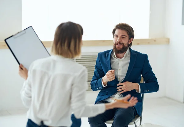 Uomo emotivo alla reception con una consulenza psicologa Professionale — Foto Stock