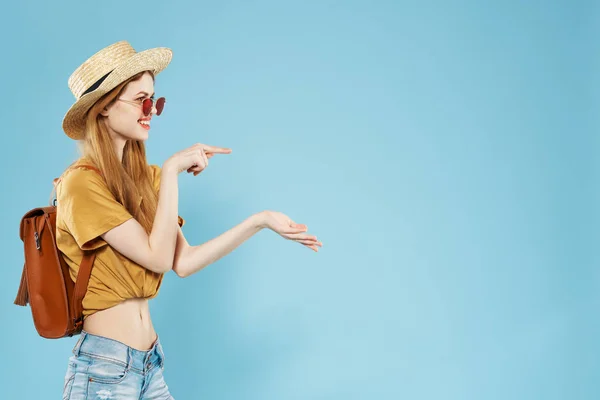 Bonito elegante mulher verão roupas diversão emoções azul fundo — Fotografia de Stock