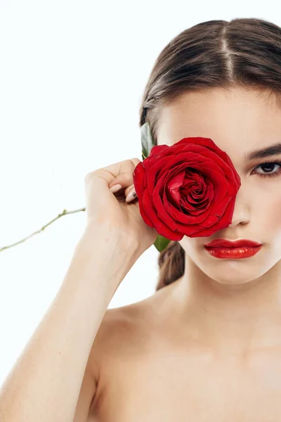 Kobieta z czerwoną różą w dłoniach i makijaż cień do powiek model nagie ramiona przycięte widok — Zdjęcie stockowe