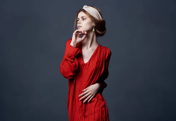 Mulher elegante vestido vermelho decoração luxo etnia modelo — Fotografia de Stock