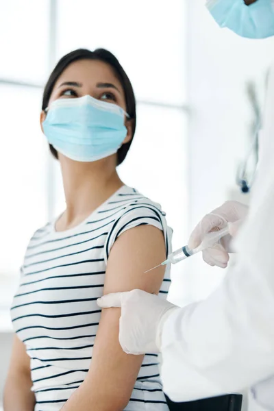 Kvinnlig patient i medicinsk mask som tillverkar vaccin på sjukhus — Stockfoto