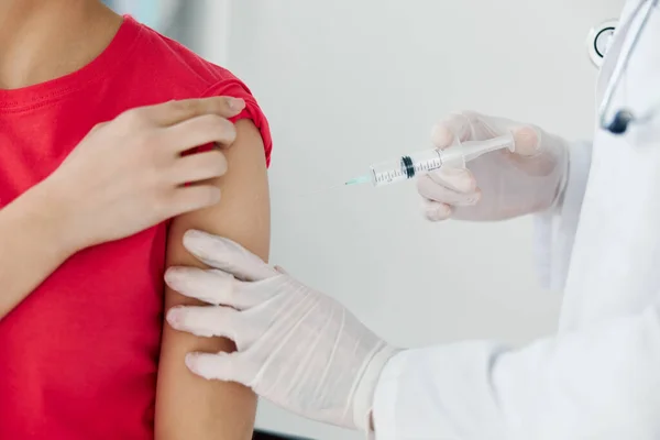 El médico pone una inyección en la mano de los pacientes vacunación de cerca —  Fotos de Stock